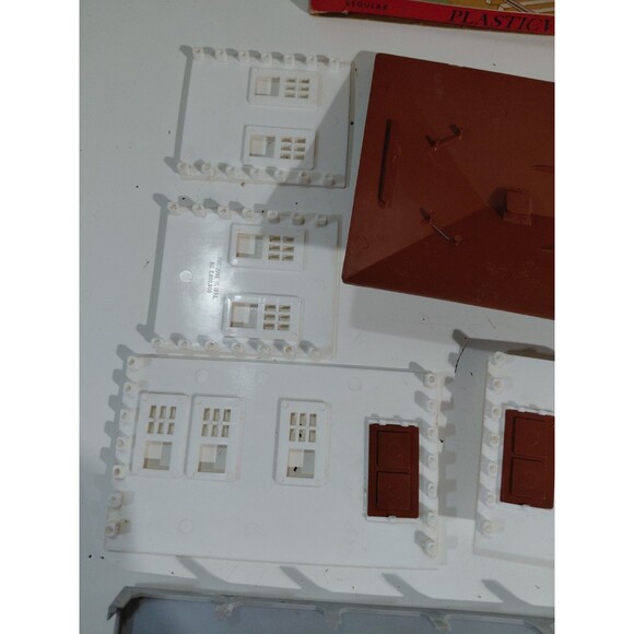 Plasticville 1616 O/S Gauge Model Railroad Scenery Suburban Station Kit w/Box - Picture 3 of 7